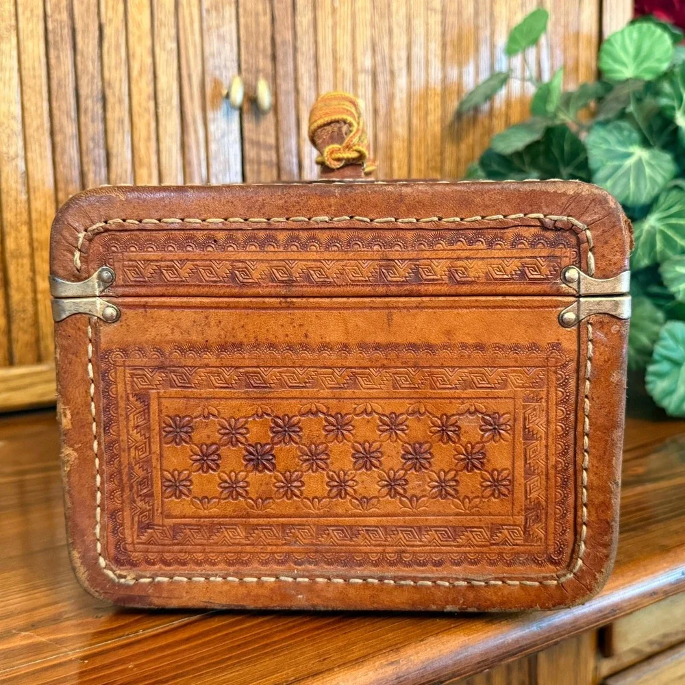 Flores Hand Tooled Leather Train Case Women Med Tan Good Vintage Floral Mexico